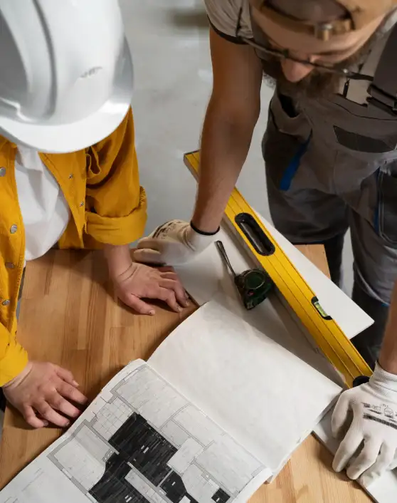 Echipa Dromcons analizând planuri de infrastructură