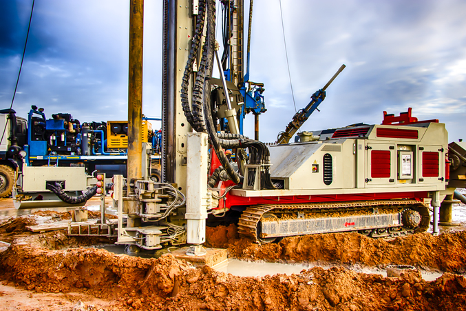 Utilaj de foraj geotehnic pe un șantier, pregătit pentru executarea forajelor