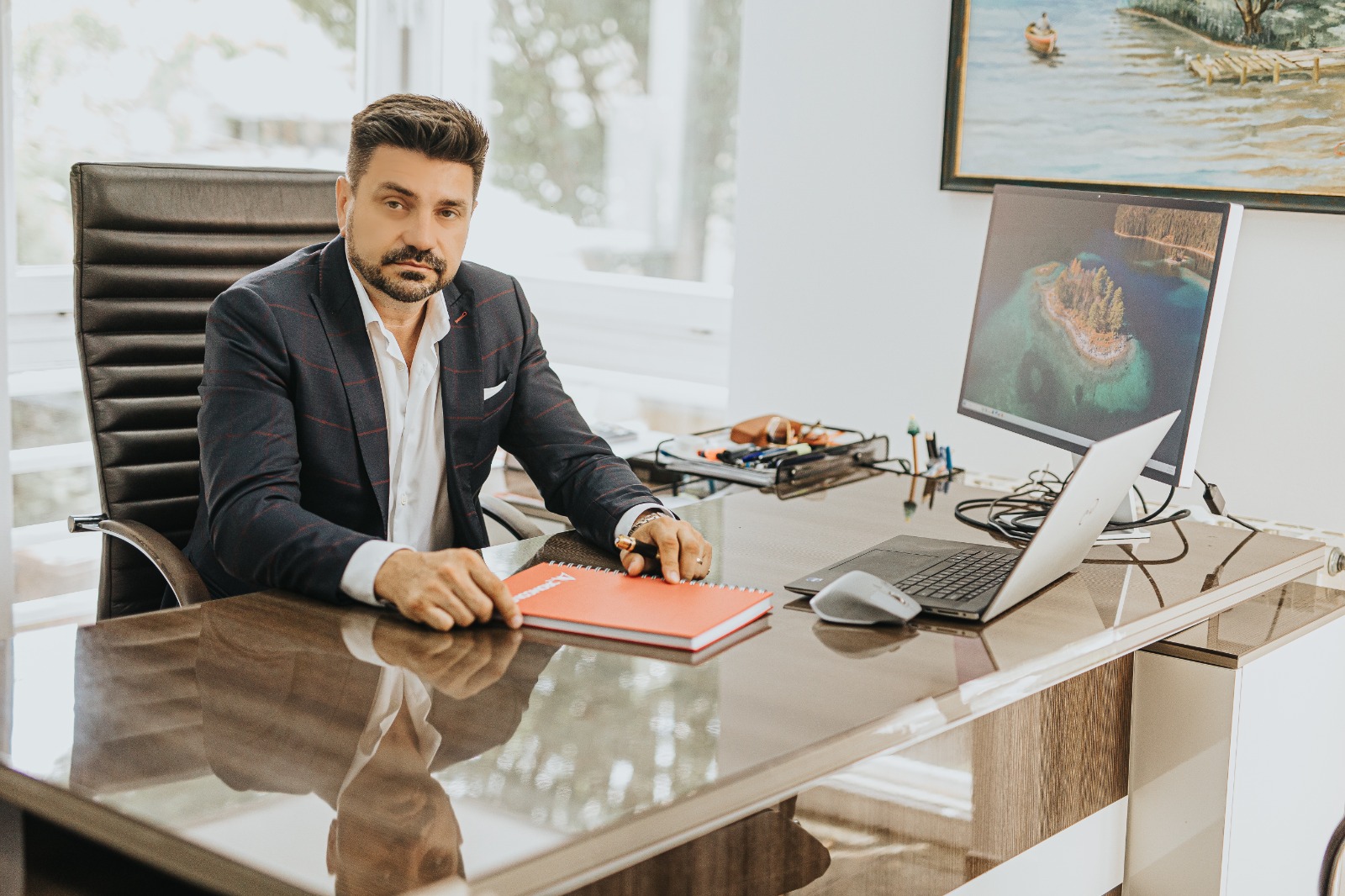 Echipa Dromcons analizând proiecte la birou