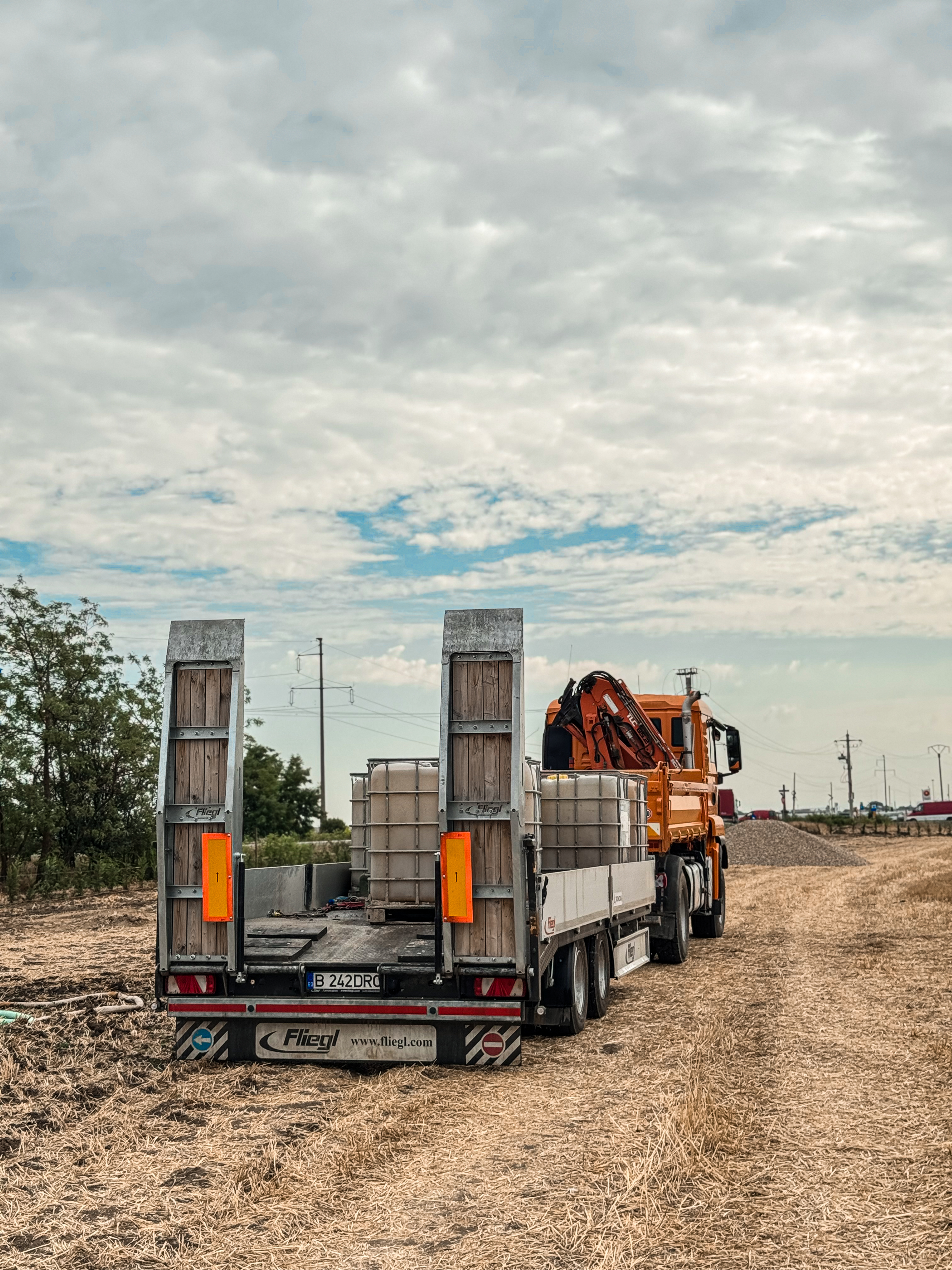 Camion și utilaj pentru foraje geotermale pe un șantier deschis