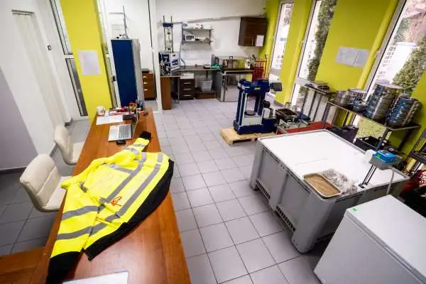 Inginer geotehnician analizând rezultate și redactând memoriu de specialitate