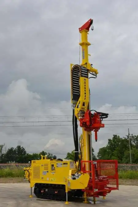 Instalație de foraj geotehnic Dromcons în câmp deschis, pregătită pentru investigarea terenului de fundare.