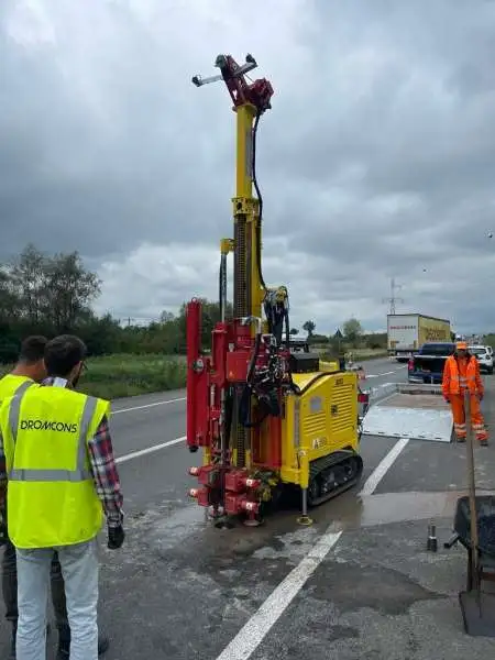 Echipa de ingineri care realizeaza foraje.