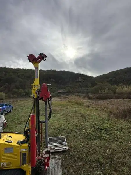 Echipamente de foraj in camp deschis.