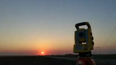 Stație totală la răsărit, în teren deschis