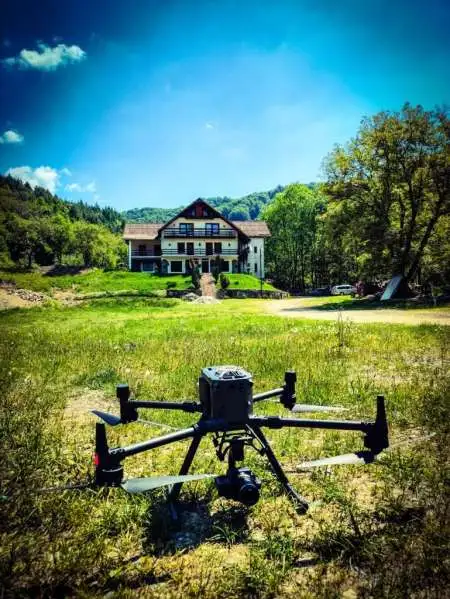 Măsurători topografice cu dronă în apropierea unei clădiri istorice