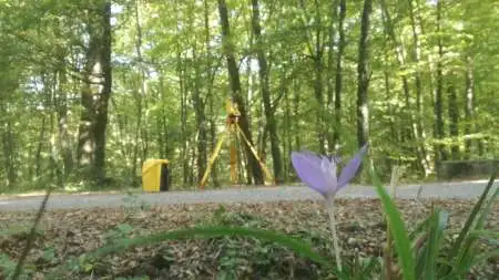 Stație topografică în pădure, pentru ridicări în zone greu accesibile