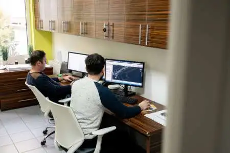 Echipă Dromcons în birou, prelucrare date topografice