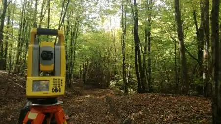 Statie topografica efectuand masuratori topografice in padure