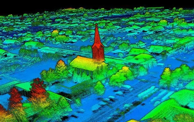Reprezentare LiDAR color a unui oraș – biserică cu turn și zona înconjurătoare, analiză topografică 3D.