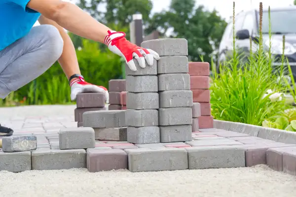 Lucrări de pavaj și consolidare realizate pe un șantier Dromcons