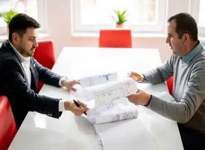 Echipă Dromcons analizând riscurile tehnice ale unui proiect de construcții