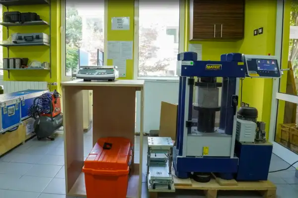 Încercări pe beton proaspăt și întărit în laboratorul de construcții Dromcons