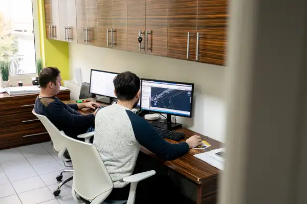 Echipa Dromcons prelucrând date topografice pentru proiecte de construcții